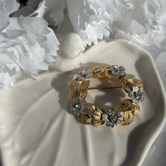 KRAMER TWO-TONE RHINESTONE FLORAL WREATH BROOCH - Picture 4 of 7